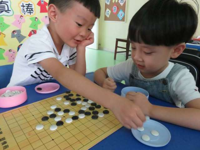 区域游戏：认真下棋的宝宝们